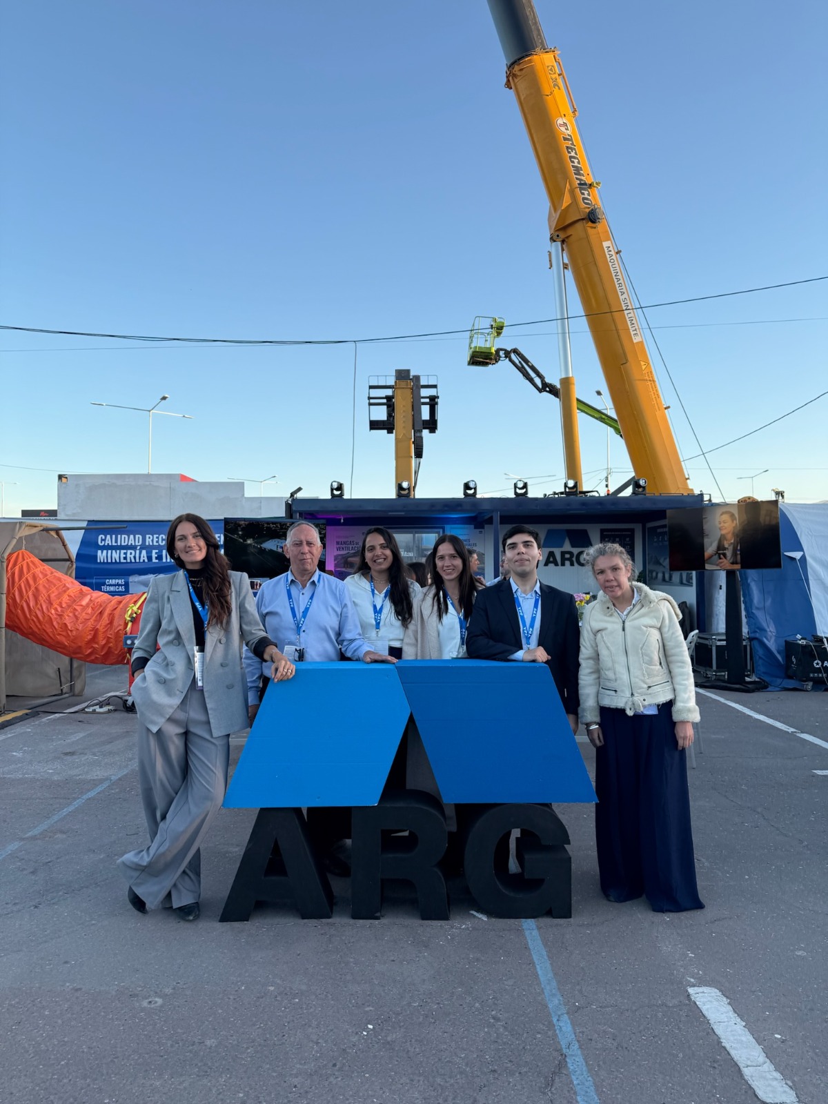 Técnico de ARG Carpas brindando servicio postventa en campo