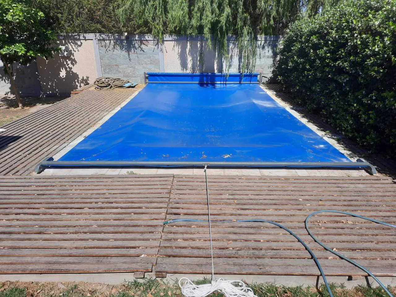 Cobertura textil a medida envolviendo un equipo industrial a la intemperie, lona ajustada con ojales, fotografía realista