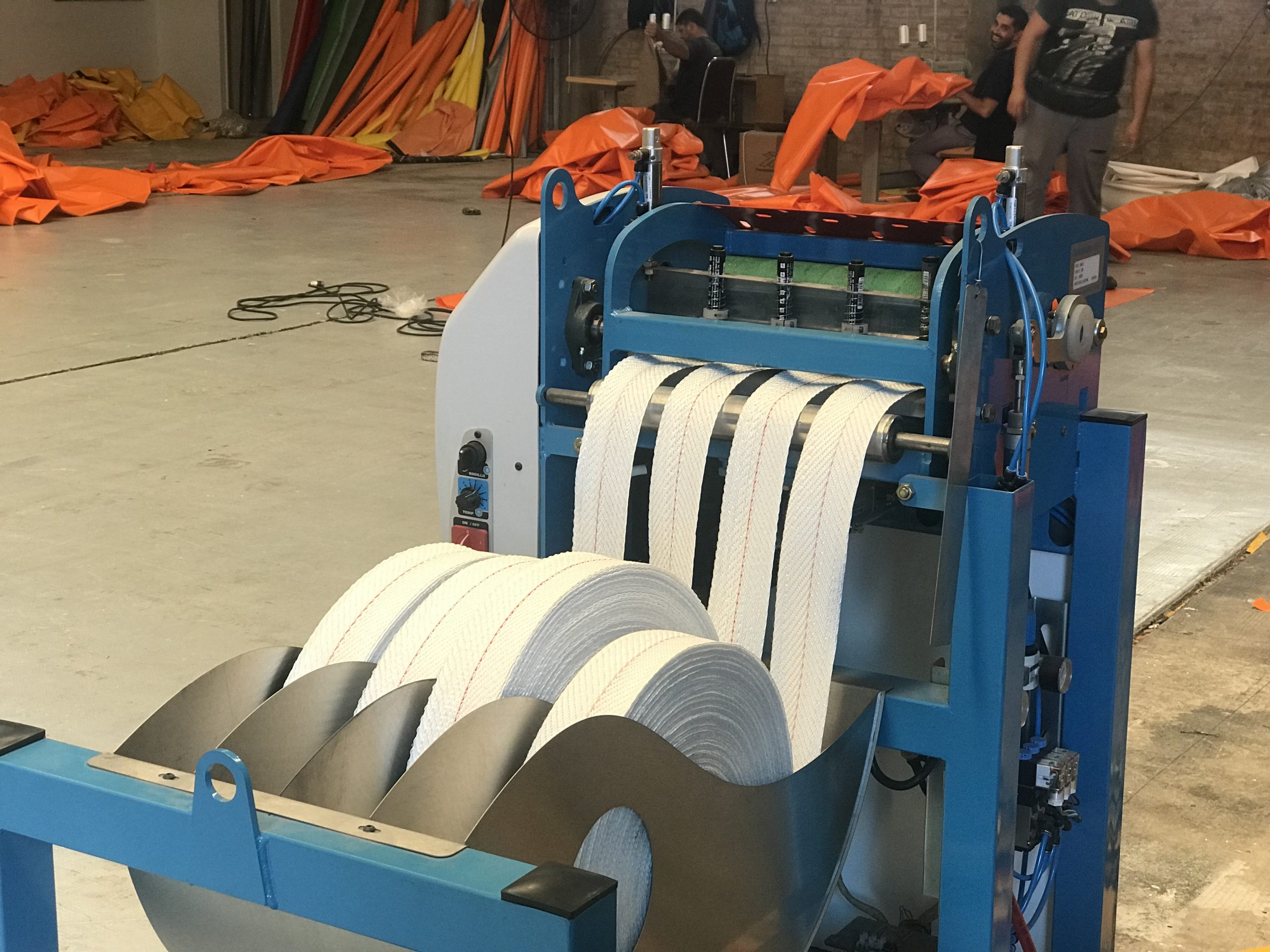 Mesa de diseño con planos técnicos de estructuras textiles industriales