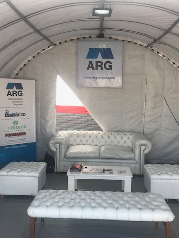 Técnico de ARG Carpas brindando servicio postventa en campo