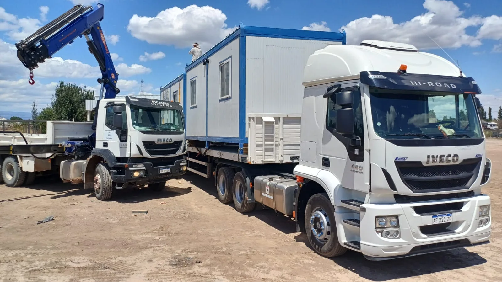 Interior equipado de un módulo transportable usado como oficina, escritorios y aire acondicionado, luz natural