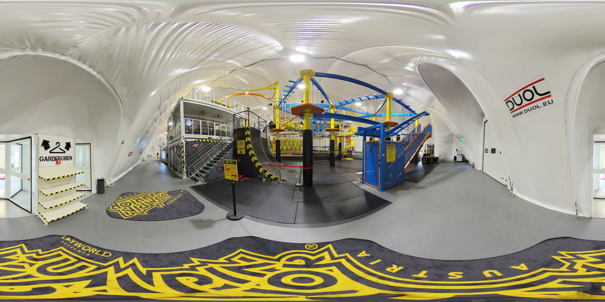 Interior de un domo de aire: luz natural y superficie libre sin columnas